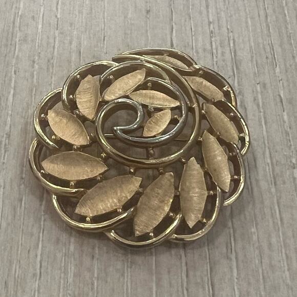 VINTAGE GOLD TONE TRIFARI PIN BROOCH - Picture 2 of 4